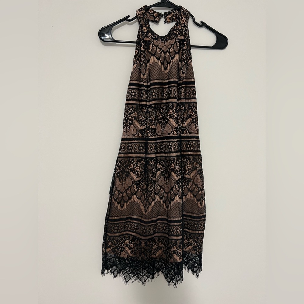 Backless lace dress